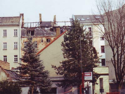 Sanierte Wohnäuser mit Ruine