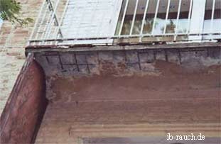 Fehlende Abtropfkante an der Balkonplatte (Vinnitza)