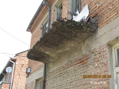 Vollkommen zerstörte Balkonplatte (Bulgarien)