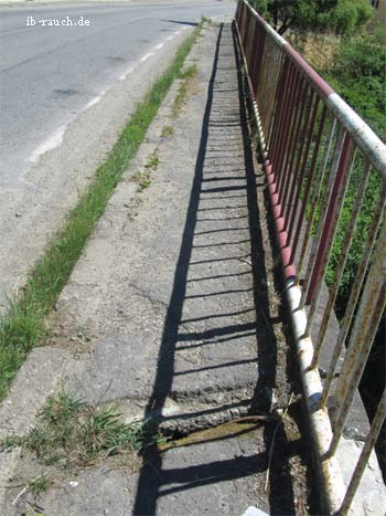 Kaputte Dehfuge bei einer Brücke
