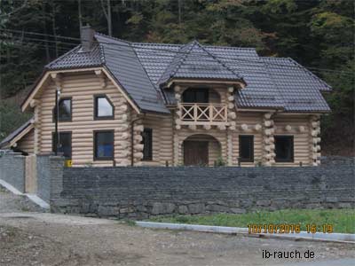 neues Holzhaus in Transkarpatien