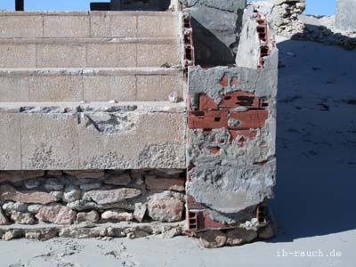 Natursteine als Fundament bei einem Gebäude am Meeresstrand
