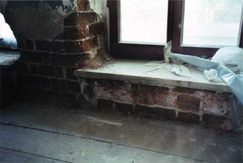Salze im Mauerwerk durch undichtes Dach