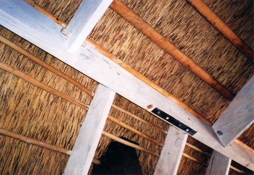 Dachkonstruktion mit Stroh und Bambus
