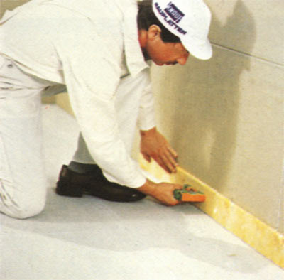Anbringen eines Dämmstreifens für Fußbodenplatten