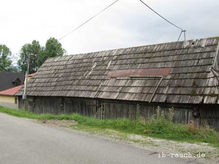  Wirtschaftsgebäude mit Holzschindeln