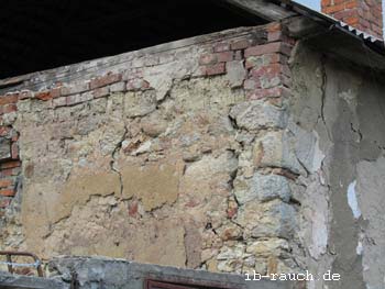 Mischmauerwerk, Lehm, Ziegel und Bruchsteine in Berehove (Ukraine)