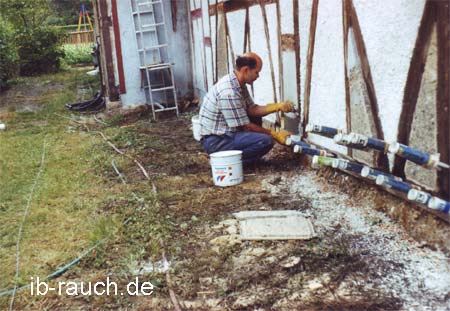 Peter Rauch bei Holzschutzarbeiten