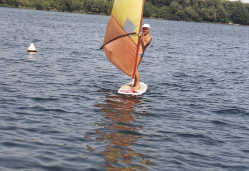 Peter Rauch mit seinem Surfbrett